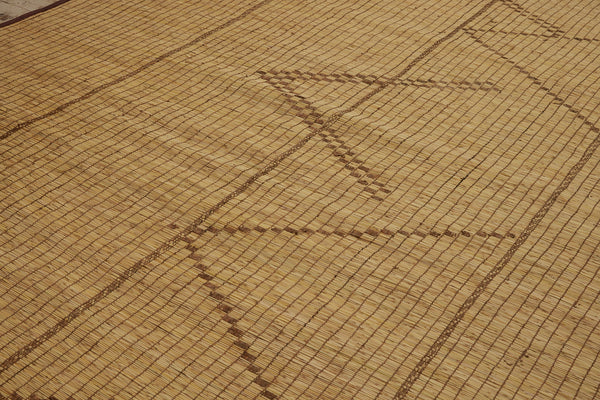 Medium Light Coloured Tuareg with 3 Bands Separating Floating Vs ............... (7'1''x 12'8'')