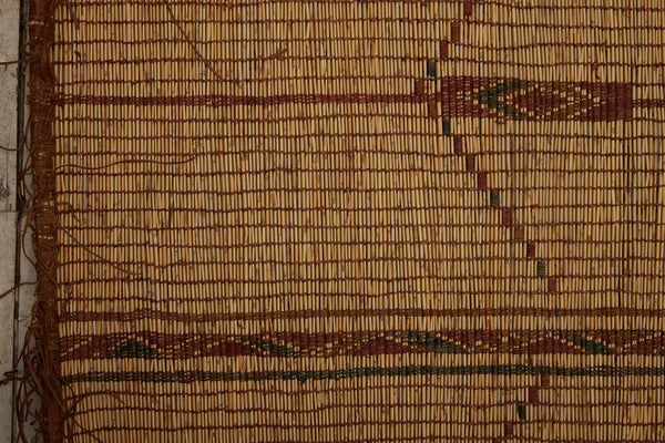 Small Early Tuareg Mat with Simple V & Diamond Pattern ............... (4'9''x 7'2'')