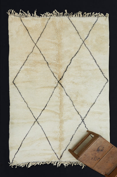 Medium Sized Beni Ourain with Central Diamond & "X" Pattern .............................. (5' 3'' x 8' 7'')