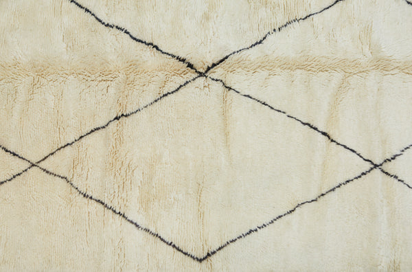 Medium Sized Beni Ourain with Central Diamond & "X" Pattern .............................. (5' 3'' x 8' 7'')