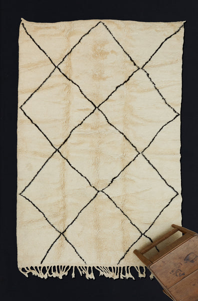 Medium Sized Beni Ourain with Center Field of Diamonds  ....................................... (5' 3'' x 8' 3'')