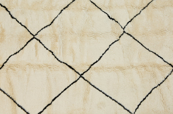 Medium Sized Beni Ourain with Center Field of Diamonds  ....................................... (5' 3'' x 8' 3'')