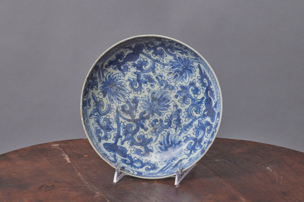 Mid 18th Century Blue & White Kangxi Plate With A Chrysanthemum Pattern