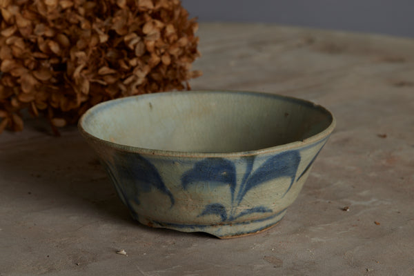 Late 18th Early 19th Century China Trade Decorated Chin Bowl with a Blue Feather Design