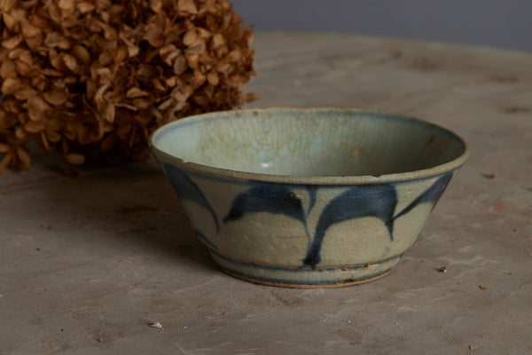 Late 18th Early 19th Century China Trade Decorated Chin Bowl with a Blue Feather Design