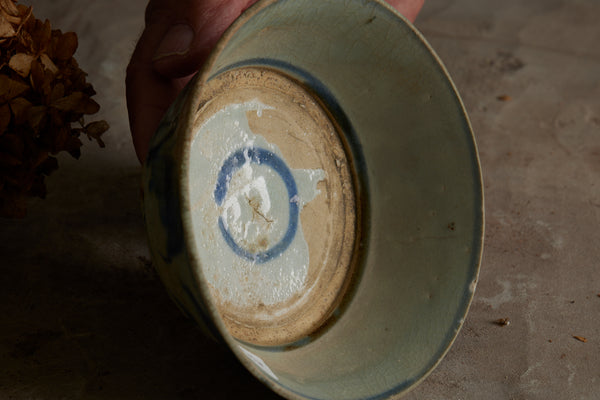 Late 18th Early 19th Century China Trade Decorated Chin Bowl with a Blue Feather Design