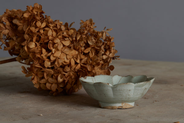 Yue Yuan Dynasty Small White Lotus Shaped Bowl with a Pale Celadon Glaze
