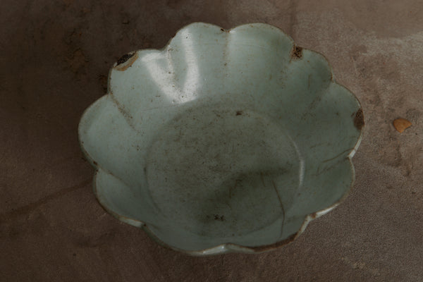 Yue Yuan Dynasty Small White Lotus Shaped Bowl with a Pale Celadon Glaze