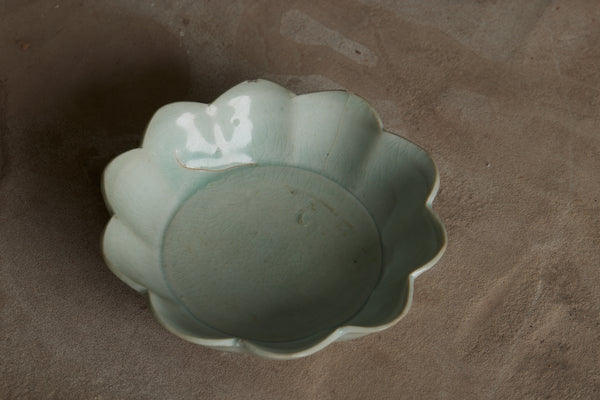 Yue Yuan Dynasty Small White Lotus Shaped Bowl with a Pale Celadon Glaze in Better Condition