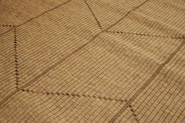 Medium Sized Light Coloured Tuareg with a Simple Herringbone Pattern ............... (7'1''x 13'7'')