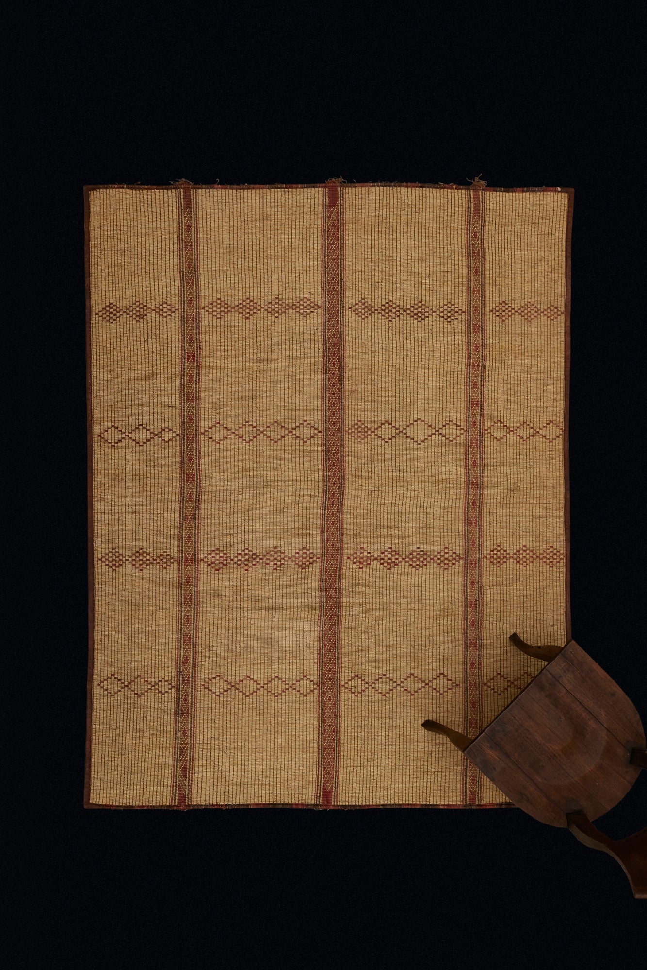 Small Finely Woven Light Coloured Tuareg Mat with Polychromed Patterned Bands ............... (7'1''x 9'4'')