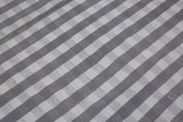 Cotton Wool Flat Woven Checkered Carpet in Pale Gray & Cream  ..................... (7' x 10' 2'')