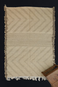 Medium Sized Natual Grey and Cream Zenephi Carpet with Zig Zig Pattern  .................. (5' x 8')