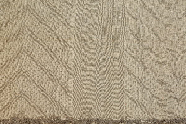 Medium Sized Natual Grey and Cream Zenephi Carpet with Zig Zig Pattern  .................. (5' x 8')