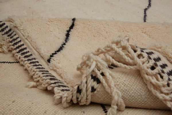 Large Diamond Pattern Beni Ourain Carpet  .............. (8' 7'' x 11' 9'')