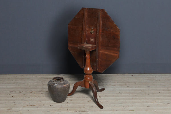 18th Century American Octagonal Tilt Top Table with Cabriole Legs
