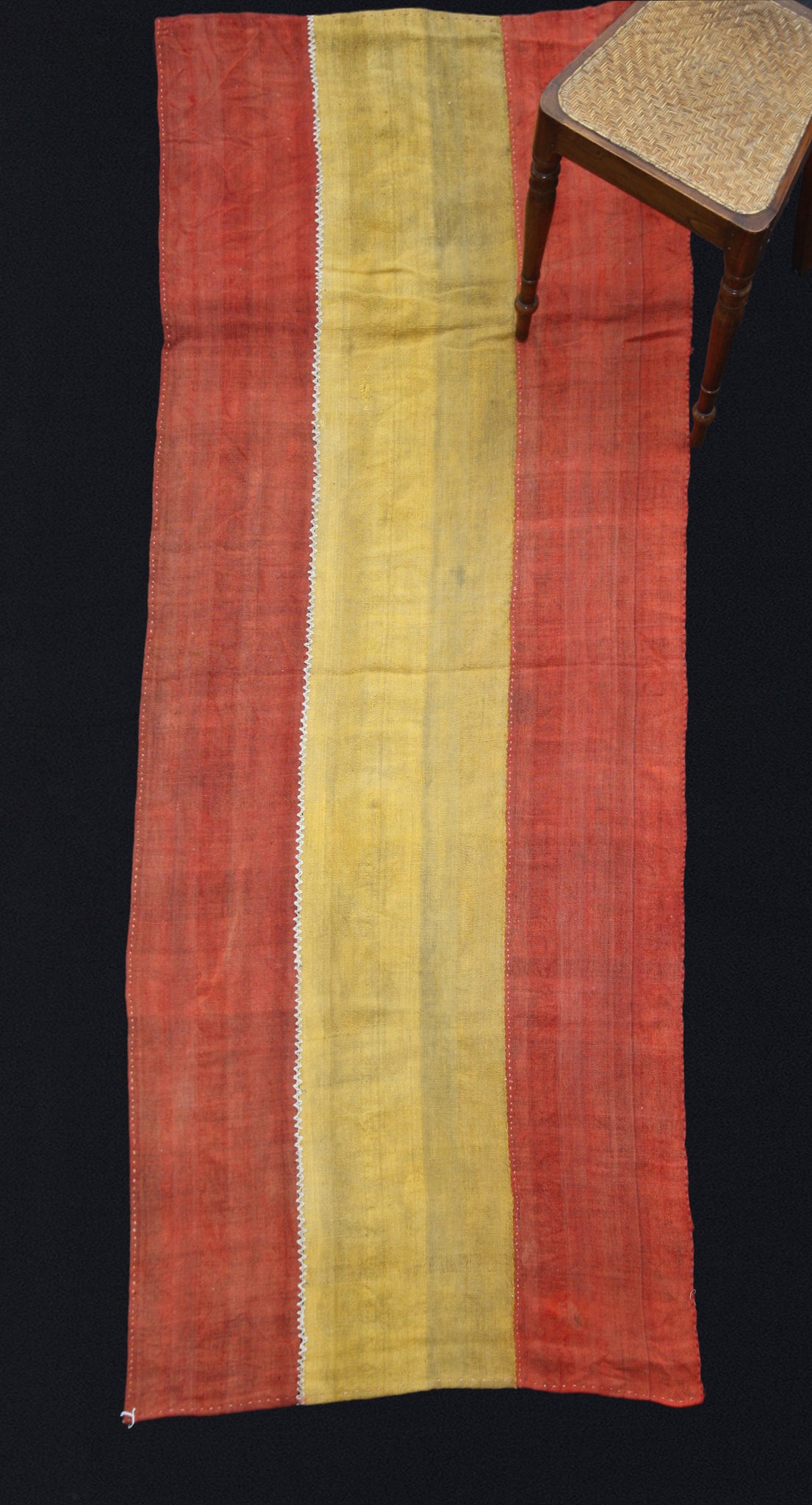 3-Band Paturge Naumal Perde-Red With Pale Olive Green Center (3' 2.5" x 9' 2")